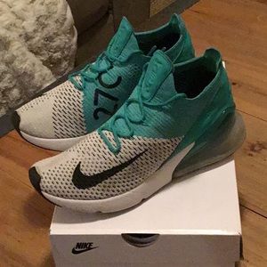 Nike 270 Flyknit- Women’s 7.5